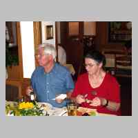 59-09-1229 6. Kirchspieltreffen 2005. Heinrich Scheffler mit Ehefrau beim Abendessen..JPG